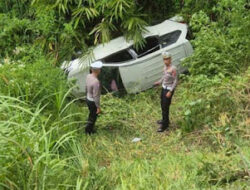 Pengendara Diminta Waspada, Mobil Terperosok di Tikungan Solok