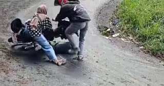 Pengendara Nyaris Jatuh di Kelok 44