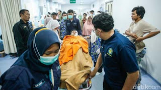 Sejumlah orang tua siswa korban ledakan di SMAN 72 Jakarta, mendatangi Rumah Sakit