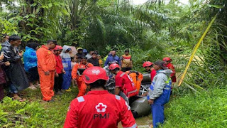Tim SAR mengevakuasi warga yang terjebak di ladang karena meluapnya air sungai