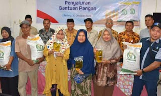 Wakil Walikota Maigus Nasir menyerahkan simbolis bantuan