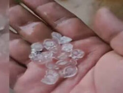 Hujan Deras Disertai Es dan Angin Kencang Terjadi di Maros