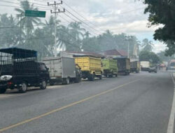 Sopir Terpaksa Tunggu Berjam-jam di SPBU Koto Baru