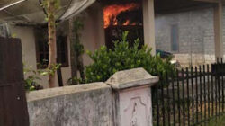 Kebakaran menimpa sebuah rumah