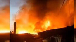 Kebakaran hebat menghanguskan puluhan kios di pasar Lama Cikarang