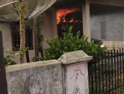 Damkar Padamkan Kebakaran Rumah di X Koto Singkarak