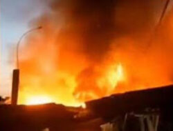 Pedagang Panik, Api Lumat Puluhan Lapak di Pasar Cikarang