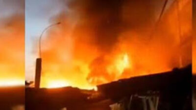 Kebakaran hebat menghanguskan puluhan kios di pasar Lama Cikarang