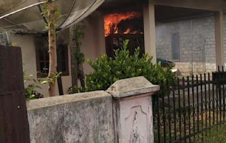 Kebakaran menimpa sebuah rumah