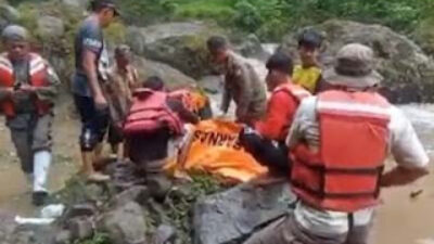 Tim SAR mengevakuasi mahasiswa KKN UIN Semarang yang menjadi korban banjir bandang