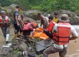 Tim SAR mengevakuasi mahasiswa KKN UIN Semarang yang menjadi korban banjir bandang