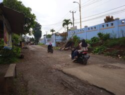 Jalan Raya Kalapanunggal Rusak Berat Membahayakan Pengguna Jalan