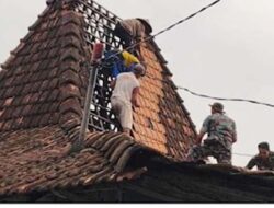 Warga Desa Gebang Panik Saat Puting Beliung Merobohkan Atap Rumah
