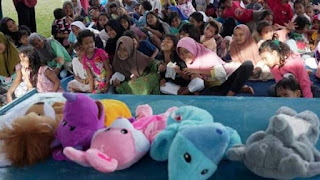 Anak-anak korban banjir dan longsor di Sumatra lokasi pengungsian Akademi Maritim Sapta Samudra, Kecamatan Koto Tengah, Kota Padang.