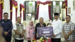 Gubernur Mahyeldi terima bantuan dari BGN untuk korban bencana di Sumbar.