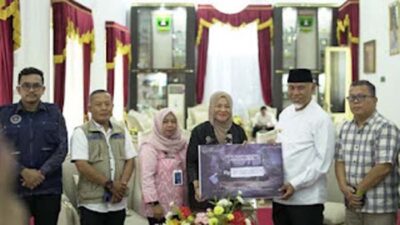 Gubernur Mahyeldi terima bantuan dari BGN untuk korban bencana di Sumbar.