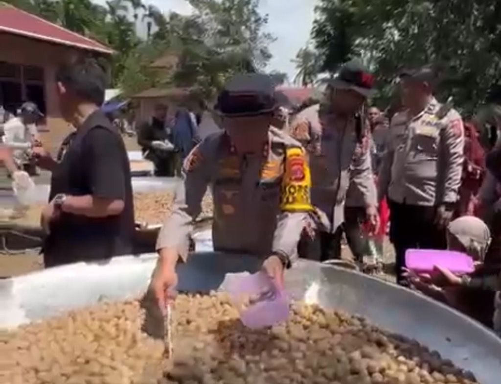 Kapolda Sumbar Irjen Gatot Tri Suryanta memprioritaskan kebutuhan warga terdampak bencana dengan menyediakan akses air bersih dan menyalurkan makanan.