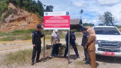 Kementerian Lingkungan Hidup melakukan penyegelan.