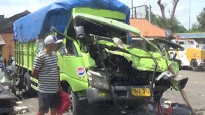 Kondisi truk pakan ayam ringsek parah usai kecelakaan maut Tol Jakarta-Cikampek KM 68