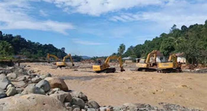 Sejumlah alat berat dikerahkan Pemko Padang normalisasi sungai dan irigasi pascabencana banjir.