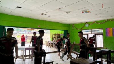 Brimob Polda Sumatera Barat gencar membersihkan sekolah-sekolah di Agam, Sumbar yang terkena dampak bencana.