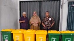Bantuan tong sampah dari PT Semen Padang.