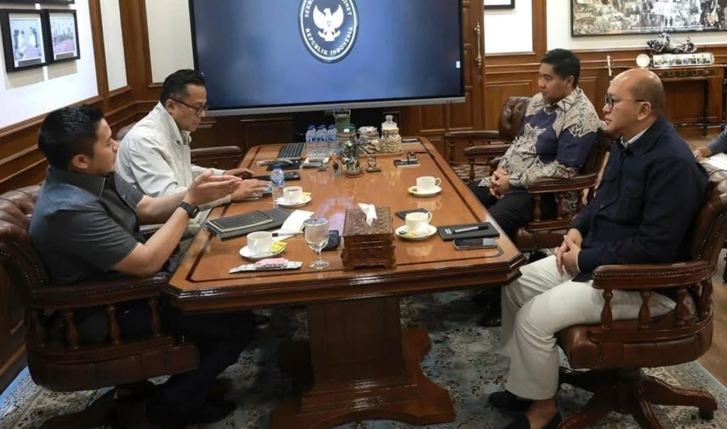 Seskab Teddy Indra Wijaya bersama Menteri PKP Maruarar Sirait, CEO Danantara Rosan Roeslani, dan Kepala BP BUMN Dony Oskaria dalam rapat penanganan bencana Sumatra di Kantor Sekretariat Kabinet, Jakarta, Sabtu (27/12/2025) malam.