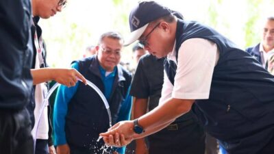 Kepala BRIN, Arif Satria saat menjajal air bersih yang dihasilkan melalui teknologi Arsinum di lokasi banjir bandang Aceh Tamiang.