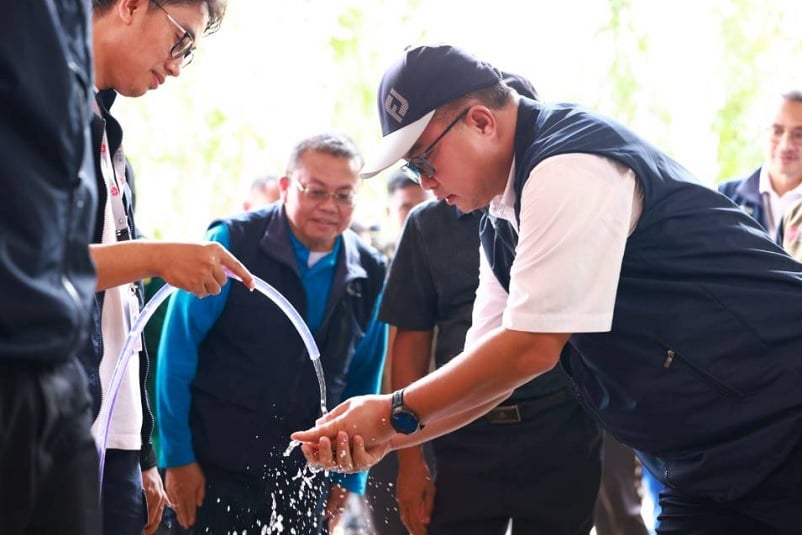 Kepala BRIN, Arif Satria saat menjajal air bersih yang dihasilkan melalui teknologi Arsinum di lokasi banjir bandang Aceh Tamiang.