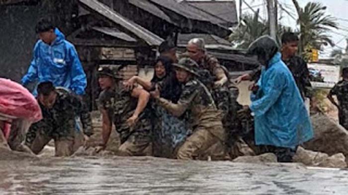 Evakuasi dua warga yang nyaris hanyut.