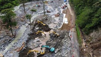 Sejumlah alat berat mengebut perbaikan jalan nasional di kawasan Lembah Anai.