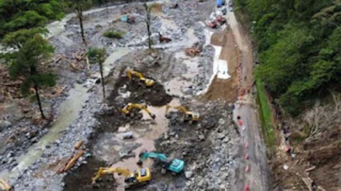 Sejumlah alat berat mengebut perbaikan jalan nasional di kawasan Lembah Anai.
