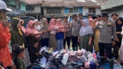 Warga Agam, Sumbar menerima bantuan pakaian layak pascaditerjang banjir bandang.