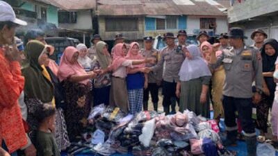 Warga Agam, Sumbar menerima bantuan pakaian layak pascaditerjang banjir bandang.