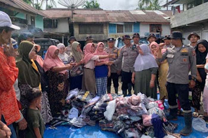 Warga Agam, Sumbar menerima bantuan pakaian layak pascaditerjang banjir bandang.