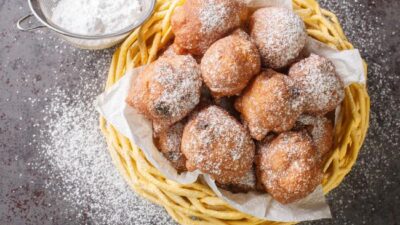 Singkong dapat dikreasikan menjadi berbagai hidangan menarik. Berikut beberapa resep olahan singkong yang lezat, cocok buat camilan saat kumpul keluarga.