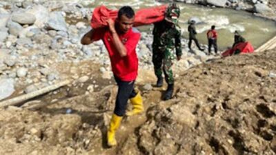 Tim dari Dinsos Sumbar salurkan bantuan untuk korban bencana.