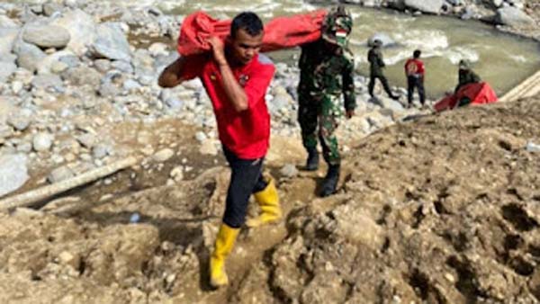 Tim dari Dinsos Sumbar salurkan bantuan untuk korban bencana.