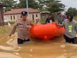 TNI–Polri Bantu Evakuasi Warga Banjar di Tengah Banjir yang Kian Meninggi