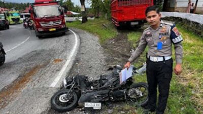 Slip di Tikungan dan Jalan Licin, Pemotor di Solok Masuk Kolong Truk