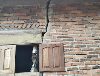 Rumah di Palembayan ini mengalami kerusakan akibat gempa bumi