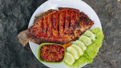 Malam tahun baru bisa dirayakan dengan bakar-bakaran bersama. Jangan lupa perhatikan cara bakar ikan supaya tidak lengket di alat masak.