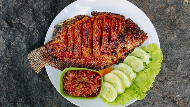 Malam tahun baru bisa dirayakan dengan bakar-bakaran bersama. Jangan lupa perhatikan cara bakar ikan supaya tidak lengket di alat masak.