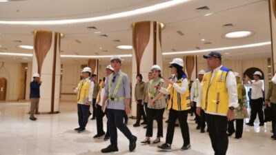 Wapres Gibran Rakabuming Raka meninjau pembangunan Masjid Raya Nusantara di Ibu Kota Nusantara (IKN), Kalimantan Timur, Selasa (30/20/2025).
