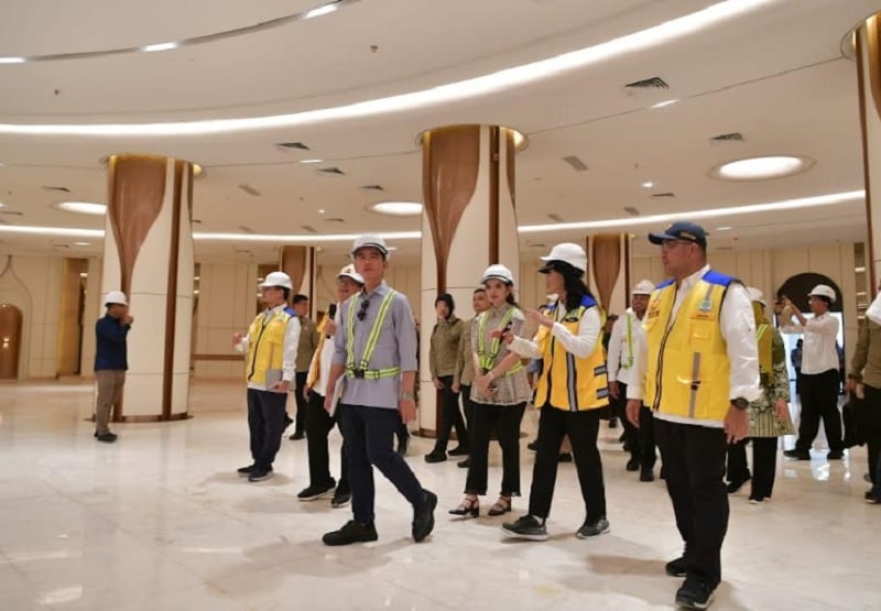 Wapres Gibran Rakabuming Raka meninjau pembangunan Masjid Raya Nusantara di Ibu Kota Nusantara (IKN), Kalimantan Timur, Selasa (30/20/2025).
