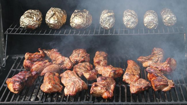 Makan bersama adalah salah satu cara merayakan pergantian tahun. Berikut cara bakar-bakaran tanpa arang yang cocok untuk malam tahun baru.