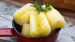 Singkong rebus kerap jadi camilan yang menemani waktu santai di rumah. Meski enak dan menyehatkan, sebaiknya Anda tidak mengonsumsi singkong rebus bersama makanan dan minuman ini.