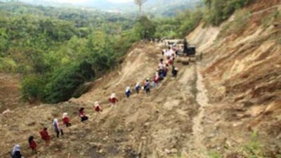Relawan dan mahasiswa melintasi jalan Sungai Landia, Kabupaten Agam