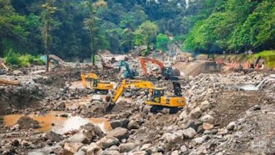 Pembukaan jalur yang terimbas longsor di kawasan jalur Lembah Anai.