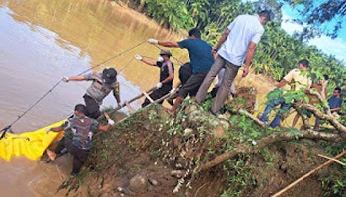 Mayat Pria Tanpa Identitas Ditemukan Mengapung di Sungai Batang Anai.